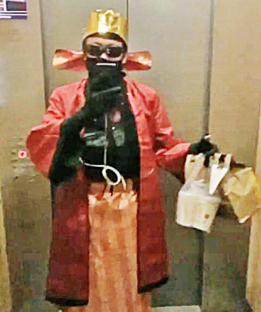 Man dresses up as god of fortune while delivering food orders