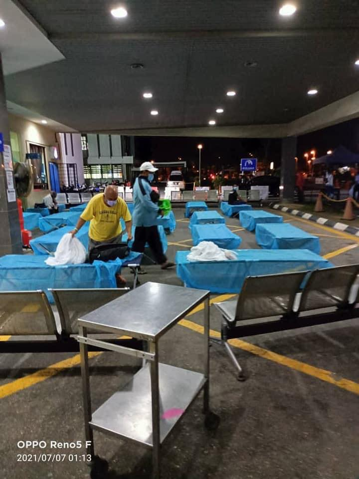 Overwhelmed by covid-19 cases, klang valley hospital forced to place patients outdoors