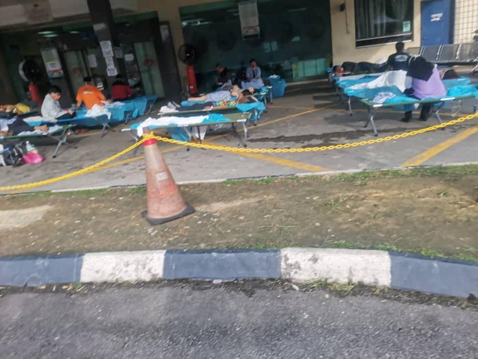Overwhelmed by covid-19 cases, klang valley hospital forced to place patients outdoors