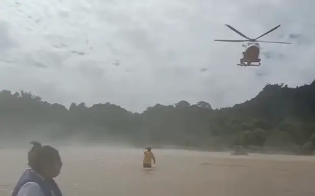 [video] vaccines delivered by helicopter due to severe flood in sarawak